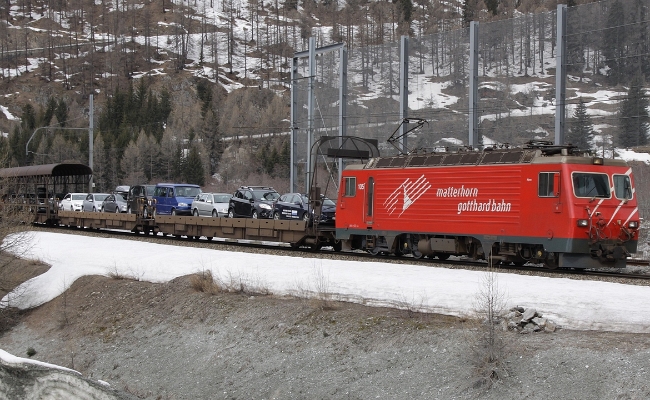 MGB HGe 4_4 105 train auto Oberwald MGB HGe 4/4 105 -- Oberwald -- 28.03.2016