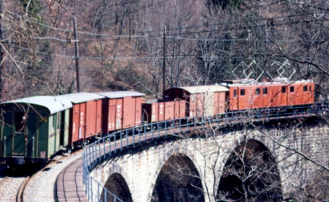 rhb-181-baye BC / RhB (Bernina Bahn) Ge 4/4 181 -- Pont de la Baye -- 07.04.1985