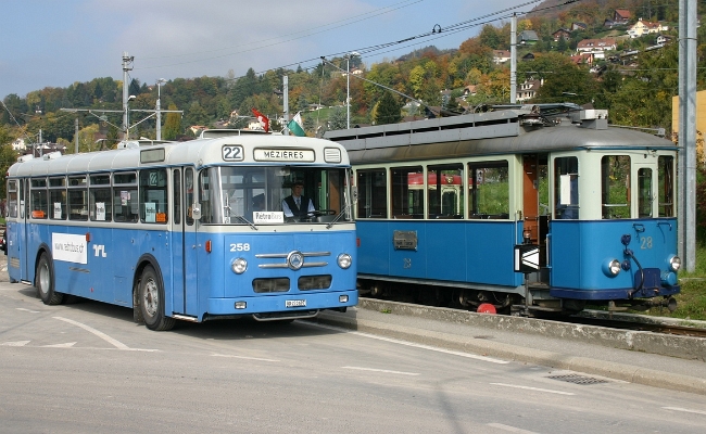 tl-28-bus-256-blonay TL 258 (Saurer 1967) et BC / TL Ce 2/3 28 -- Blonay -- 18.10.2008
