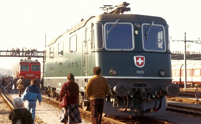 sbb-re-10101-11332-basel SBB CFF FFS, Re 4/4 IV 10101, Re 4/4 II 11332 -- Basel -- 10.1982 -- Expo Eisenbahn 82